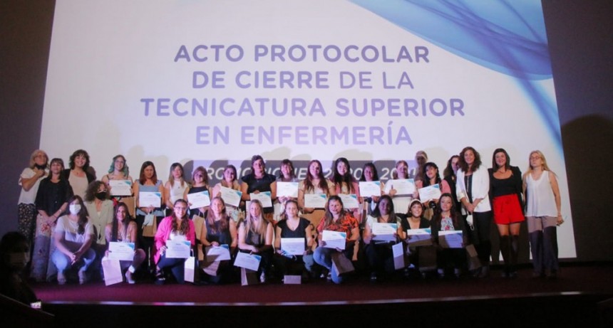 Egresadas de enfermería recibieron su diploma