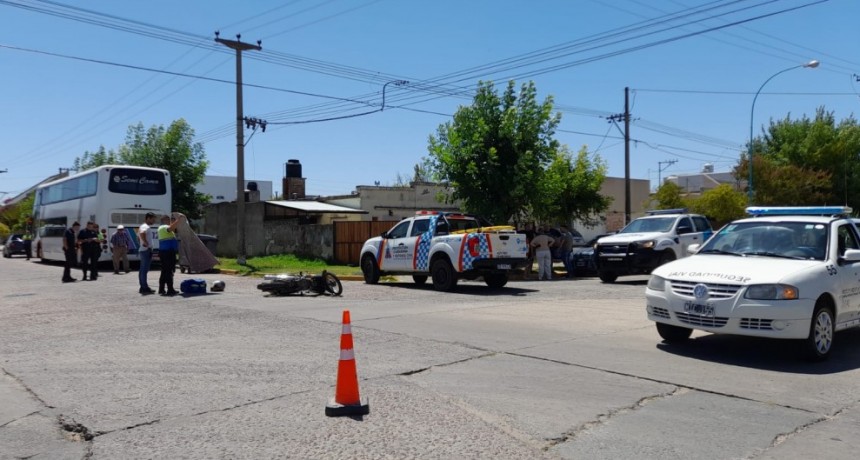 Una mujer fue hospitalizada tras una colisión entre una camioneta y una moto