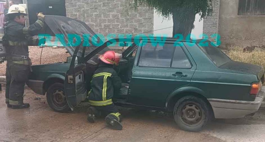 Bomberos Voluntarios trabajaron en el principio de incendio de un auto