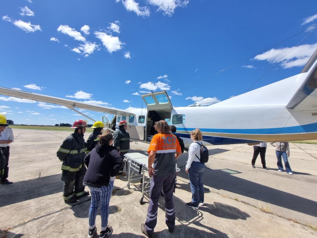 En articulación con el Gobierno Provincial, se realizó un nuevo Vuelo Sanitario para trasladar a uno de los menores accidentados esta madrugada, que se encuentra en estado crítico