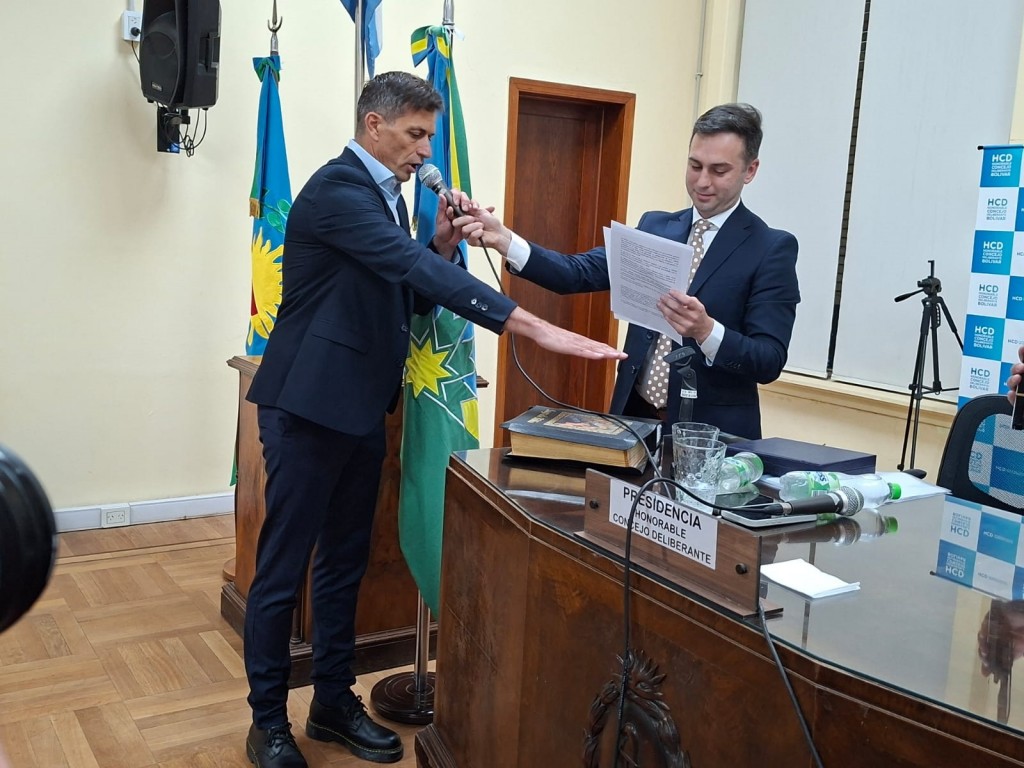 Bali vuelve a casa: Bucca asumió su segundo mandato como intendente, con el acompañamiento de más de 500 vecinos en el recinto del Honorable Concejo Deliberante