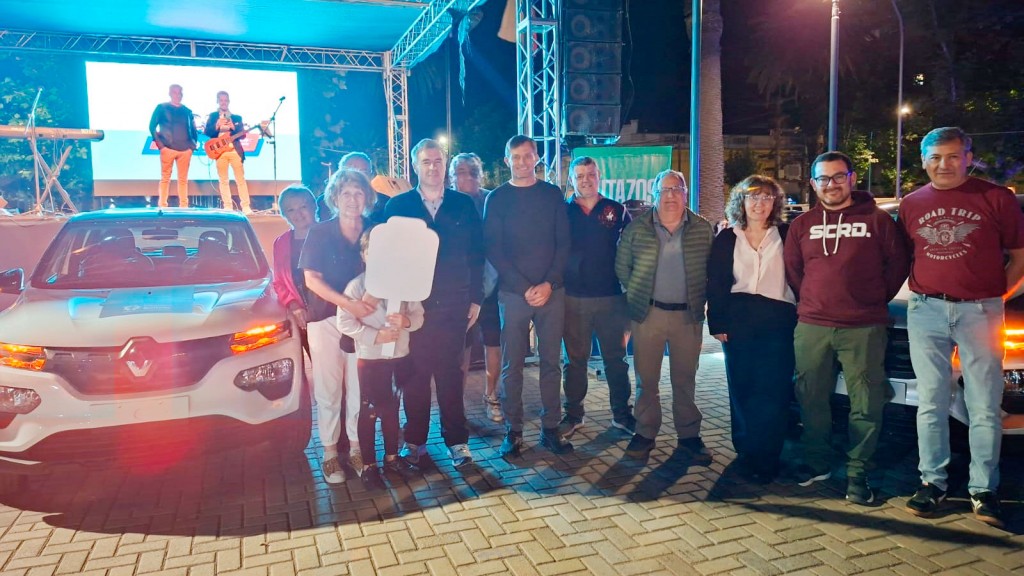 Graciela Torres ganó el Autazo de la Cámara Comercial, el sorteo se realizó en el Centro Cívico