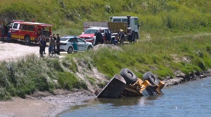 Hallaron sin vida al conductor de la pala que cayó al lecho del arroyo Tapalqué, allí realizaba tareas