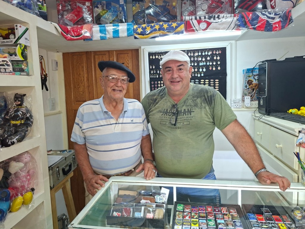 Inauguró FANÁTICO'S, un local donde vas a encontrar remeras, gorras, mochilas, mates, termeras identificados con el fútbol ,el automovilismoy varios deportes